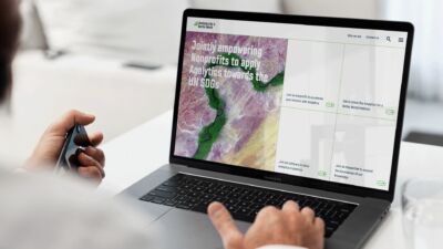 Op een laptop wordt de website van Analytics for a Better World bezocht.