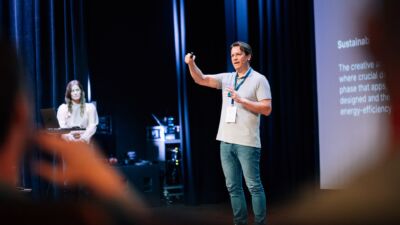 Man en vrouw voor een presentatiescherm