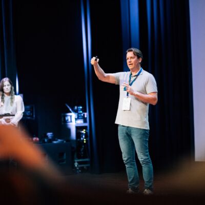 Man en vrouw voor een presentatiescherm