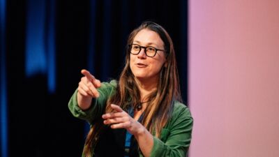 Jantien Borsboom wijst naar het publiek tijdens haar presentatie