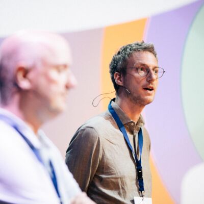 Twee mannen geven een presentatie tijdens de meet-up