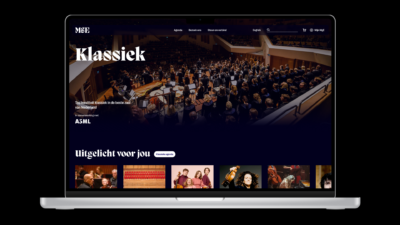 Laptop met de pagina klassiek van Muziekgebouw Eindhoven op het scherm