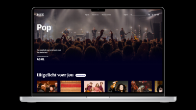 Laptop met de pagina pop van Muziekgebouw Eindhoven op het scherm