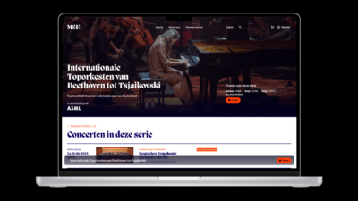 Laptop met een pagina met een muziekserie van Muziekgebouw Eindhoven op het scherm