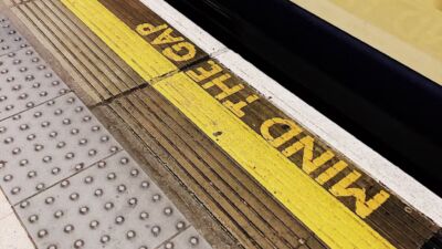 Metro platform met de tekst 'Mind the gap'