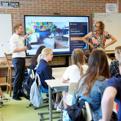 Kinderen in een klaslokaal die op het digibord kijken