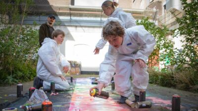 Kinderen in de weer met graffiti