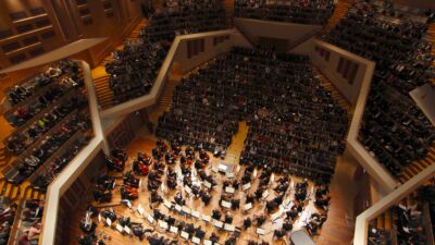 De grote zaal van Muziekgebouw Eindhoven van bovenaf gezien
