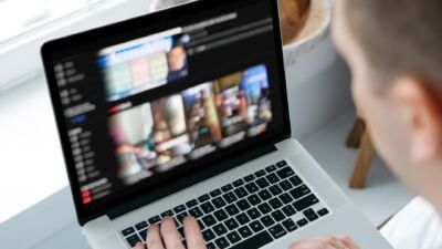 Een persoon werkt op een laptop