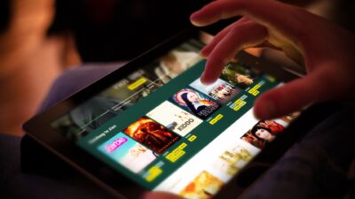 Een tablet wordt bediend met daarop de website van een bioscoop