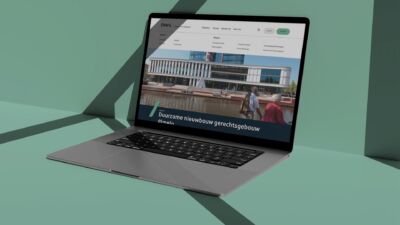 De website van DWA vertoont op een laptop