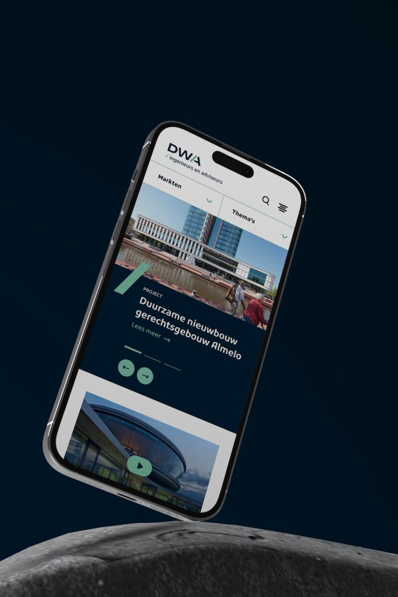 De website van DWA vertoont op een mobiele telefoon