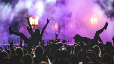Silhouet van een menigte op een rockconcert