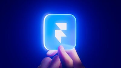 Lichtgevend logo van Framer vastgehouden door een hand.