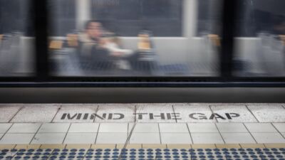 Een metro-station met een langsrazende metro