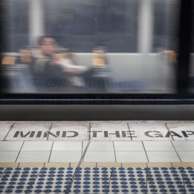 Een metro-station met een langsrazende metro