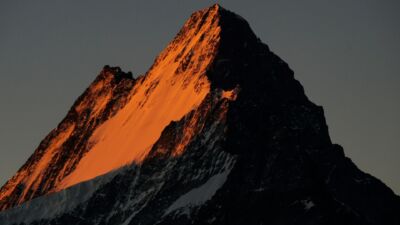 Bergtoppen met hoge pieken en dalen