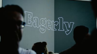 Eagerly logo op een scherm