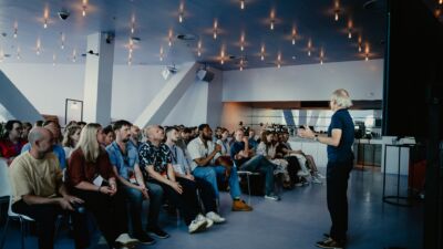 publiek luistert aandachtig naar Martin van Kranenburg tijdens de meetup